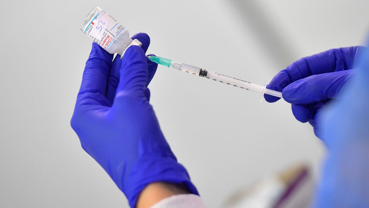 Británie chce vakcínu zároveň na covid i chřipku